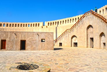 Tour privado a Nizwa y al oasis de Birkat Al Mouz desde Muscat con almuerzo